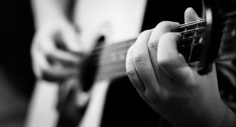 Photo Guitarist performing