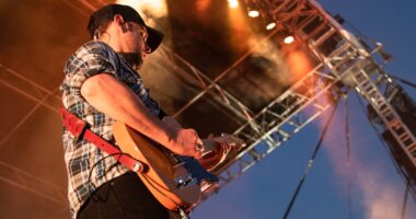 Photo Guitarist performing